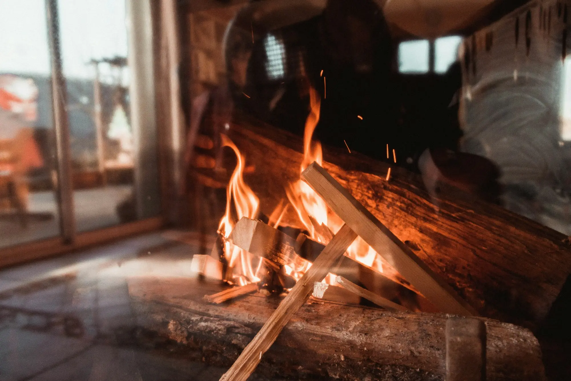 Chimenea con el cristal roto que hay que sustituir